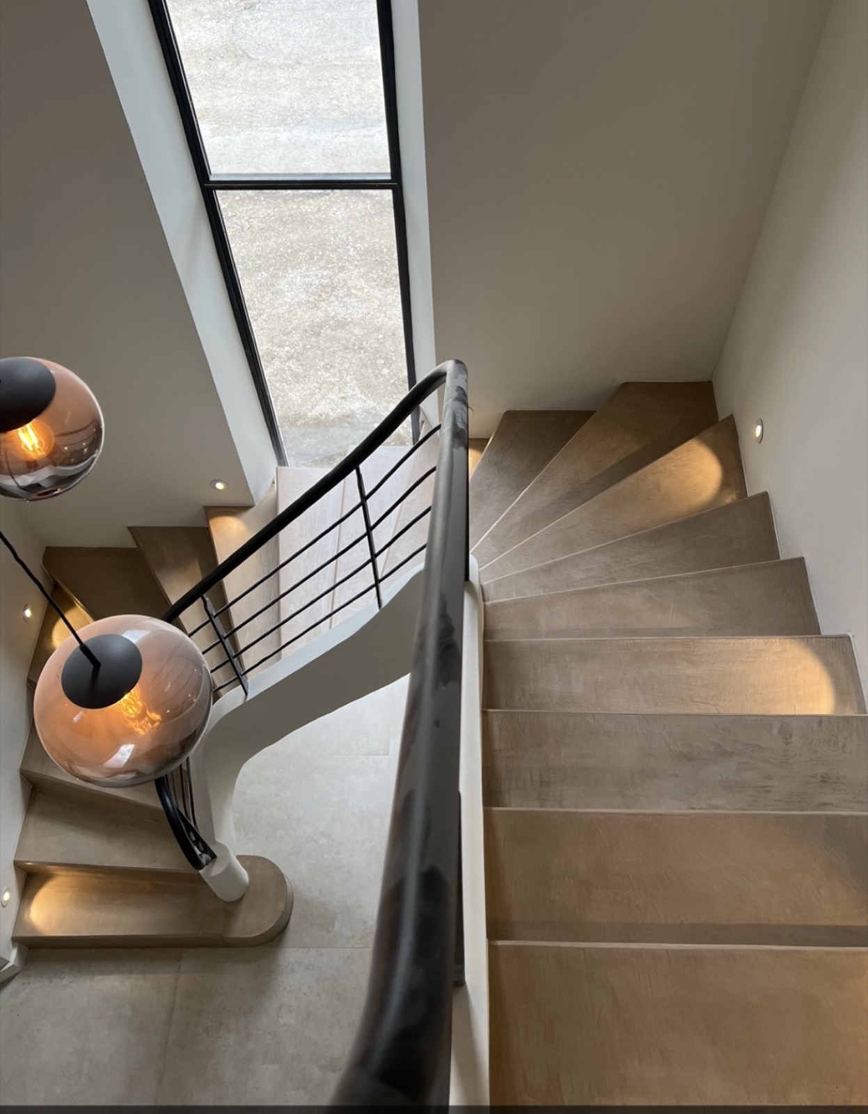 Escalier en béton ciré réalisé par Tamisier Fabrice, marches lisses et éclairage encastré.
