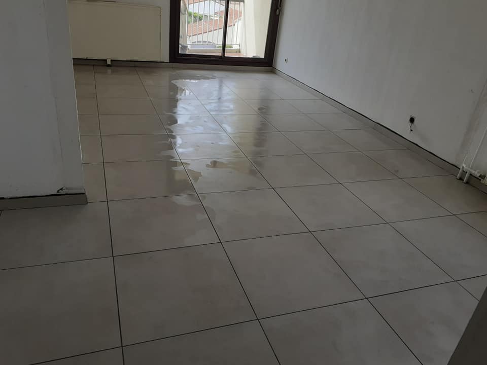 Sol intérieur carrelé en grand format gris clair après pose.